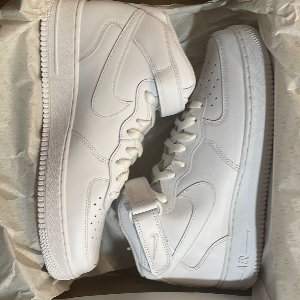 🚨BRAND NEW Air Force 1 Mid ‘07🚨
